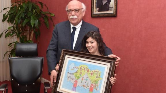 Öğrencimiz Elif BALCI Ödülünü Millî Eğitim Bakanımız Nabi AVCIdan Aldı