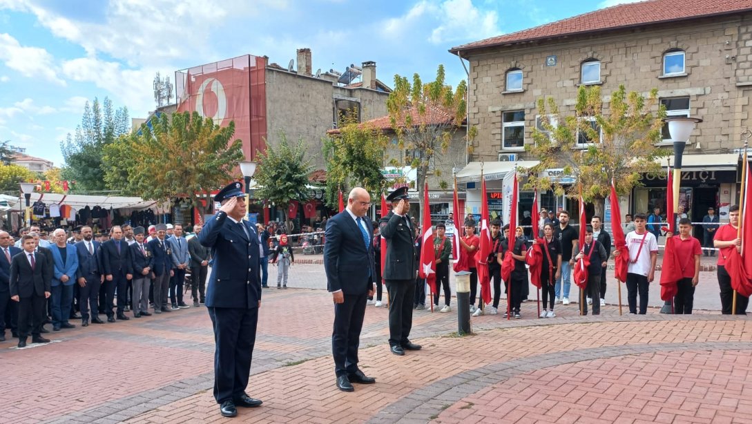 Cumhuriyet'in 100. Yılı Çoşkusu Tavşanlı Cumhuriyet Meydanı'na Çelenk Sunma Töreni İle Başladı